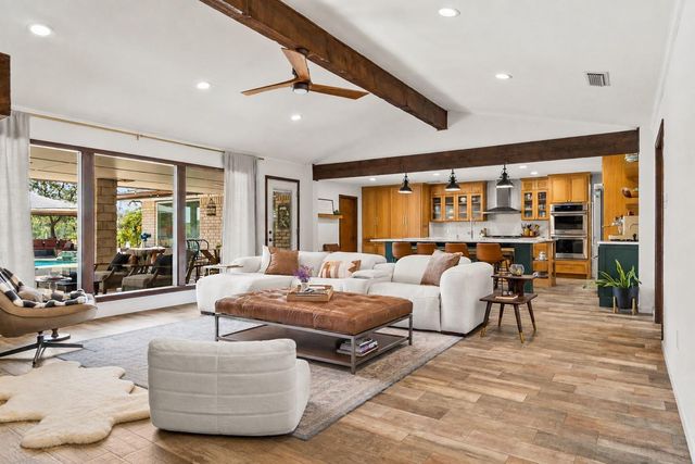 Living room of Tracy Thomson's Fort Worth listing at Eagle Mountain Lake, real MLS photography