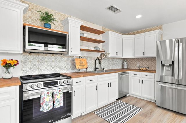 Kitchen of Tracy Thomson's active Pottsboro, TX listing, real MLS photography